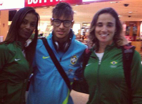 Fabiana Beltrame, do remo do Brasil, tieta Neymar na Vila Olímpica