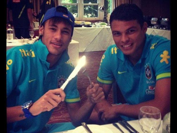 Neymar e Thiago Silva durante almoço