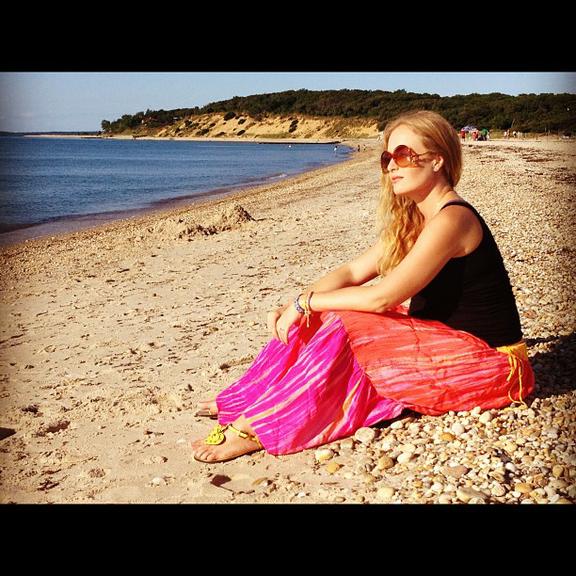 Angélica relaxa na praia durante férias em família
