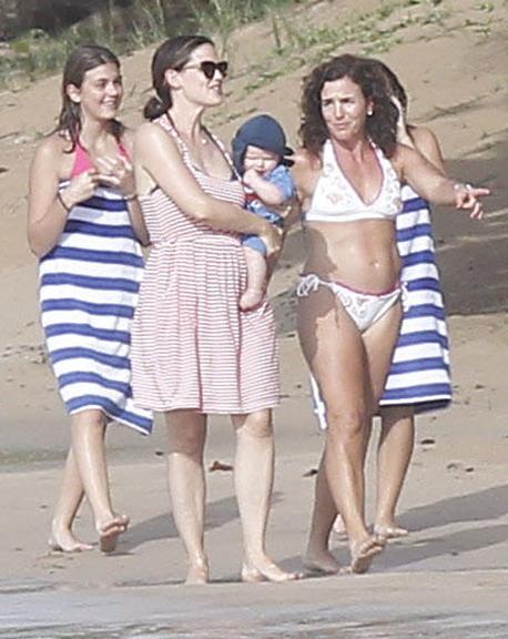 Jennifer Garner e Ben Affleck levam filhos a praia em Porto Rico