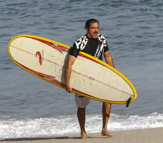 Humberto Martins surfa na praia no Recreio 
