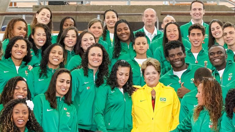 Dilma Rousseff com atletas da delegação brasileira em Londres