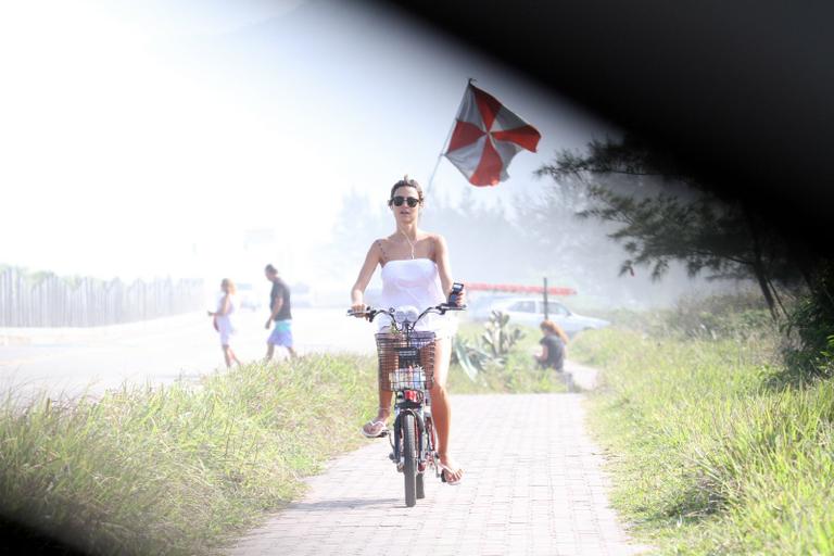 Thaila Ayala anda de bicicleta pela praia da Reserva