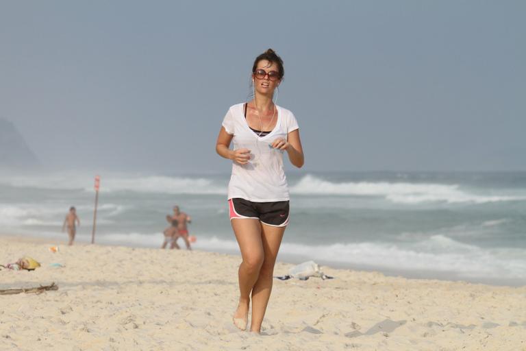 Juliana Didone corre pela praia da Barra da Tijuca