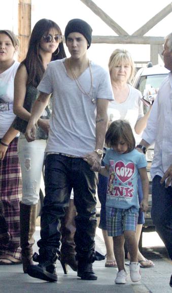Justin Bieber e Selena Gomez almoçam com familiares e amigos em Los Angeles, Estados Unidos