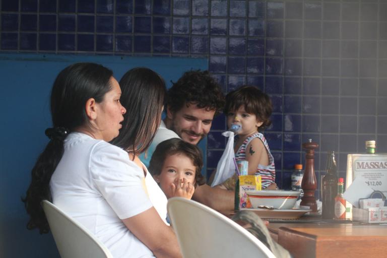 Daniel de Oliveira e Vanessa Giácomo curtem sábado com os filhos