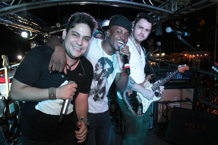 Thiaguinho canta com Jorge e Mateus em Recife