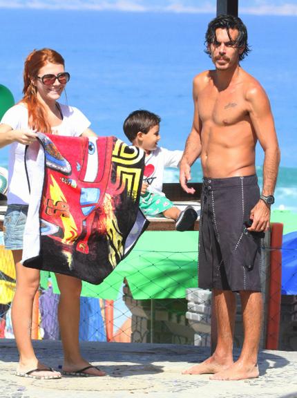 Mariah Rocha aproveita praia em família, com o filho João Pedro e o amado João Gevaerd
