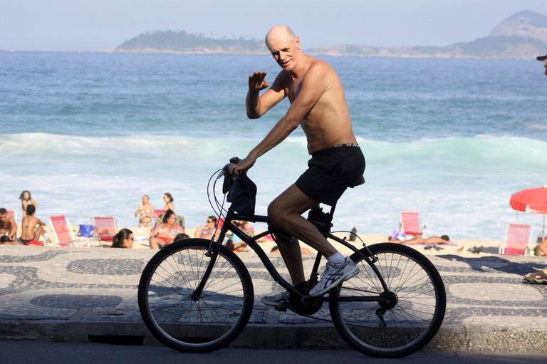 Marcos Caruso, o Leleco de 'Avenida Brasil', se exercita no Leblon