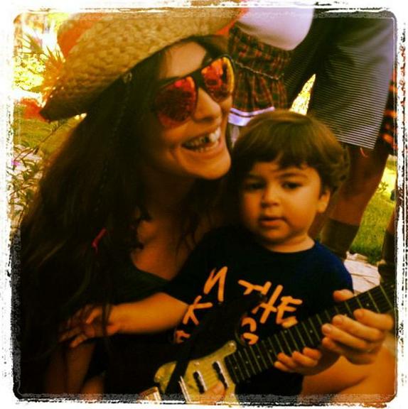 Juliana Paes celebra festa julina com o filho Pedro