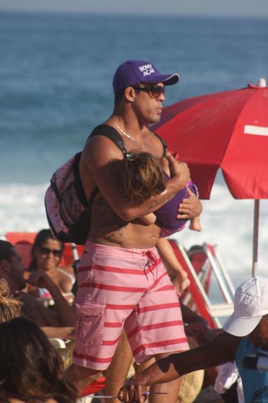 Vitor Belfort curte praia do Rio de Janeiro ao lado da família