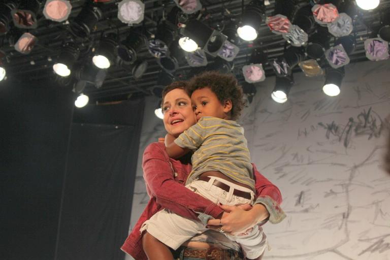 Drica Moraes recebe os parabéns do filho Mateus no palco após se apresentar com a peça 'A Primeira Vista'