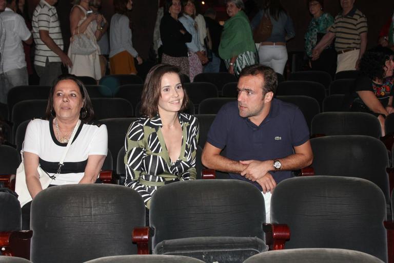 Deborah Secco assistiu a peça na companhia do marido Roger Flores e a mãe Silvia