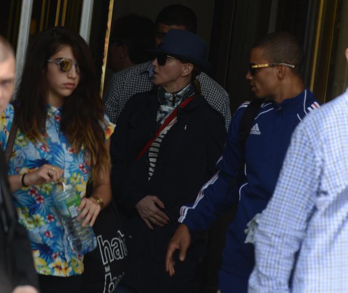 Madonna com o namorado Brahim Zaibat e sua filha Lourdes Maria deixando hotel em Paris, França