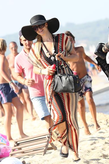 Paris Hilton e sua irmã, Nicky, se divertem enquanto aproveitam as belezas de St. Tropez, na França