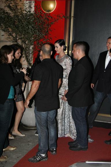 Katy Perry posa com fãs na entrada de restaurante no Rio de Janeiro