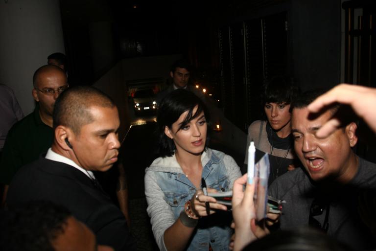 Katy Perry atende fãs na porta de hotel 