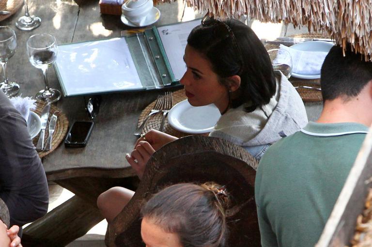 Katy Perry em restaurante no Rio de Janeiro