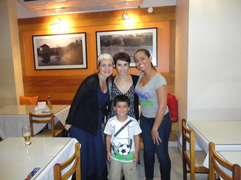 Adriana Esteves e Débora Falabella posam com a chef Suzana Batista, do restaurante Nomangue Barra, no Rio