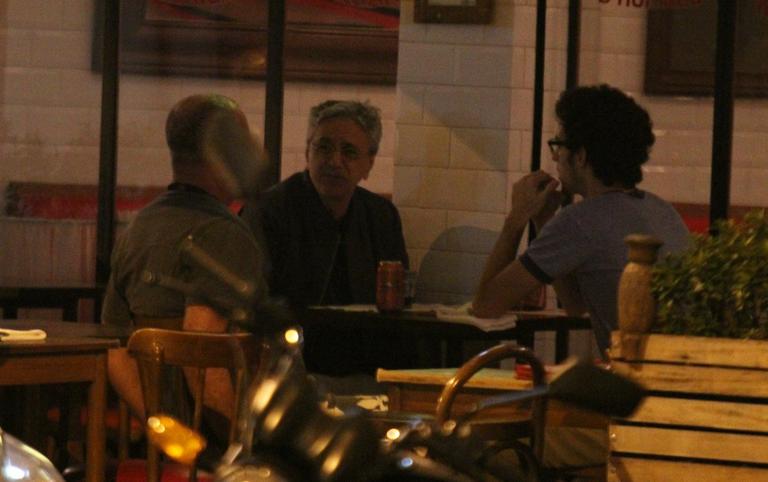 Caetano Veloso janta com o filho e um amigo no Rio