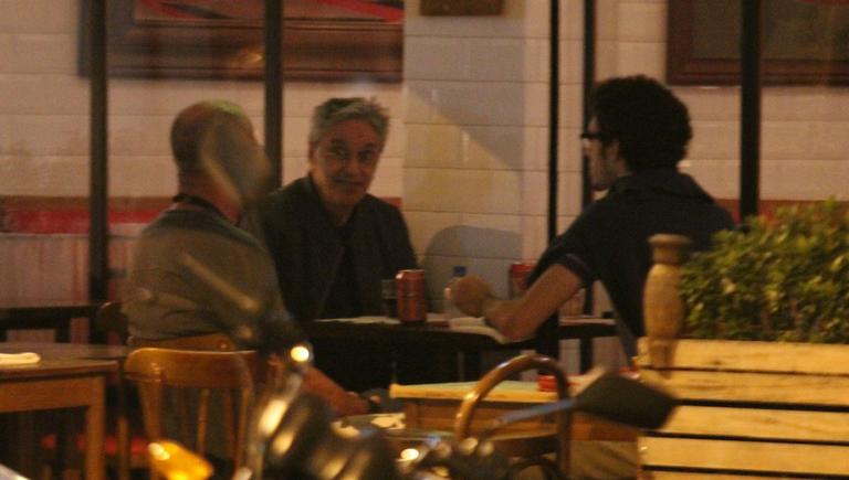 Caetano Veloso janta com o filho e um amigo no Rio