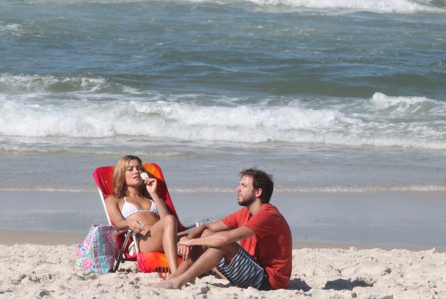 Sophie Charlotte grava cena de beijo na praia