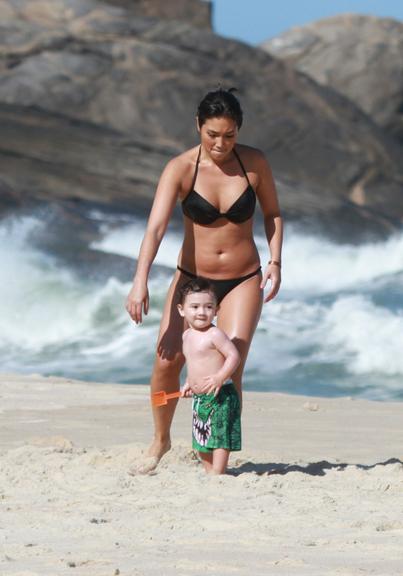 Daniele Suzuki curte dia de praia com o filho, Kauai