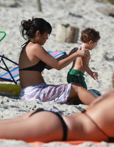 Daniele Suzuki curte dia de praia com o filho, Kauai