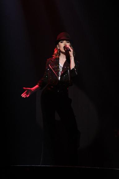 Sandy no show em que canta músicas de Michael Jackson
