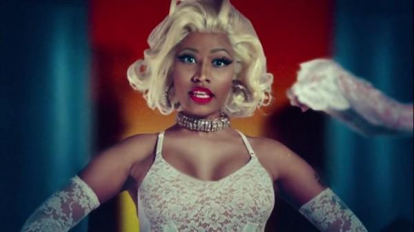 Nicki Minaj também participou do clipe de 'Give Me All Your Luvin'' com 'look Marilyn Monroe'