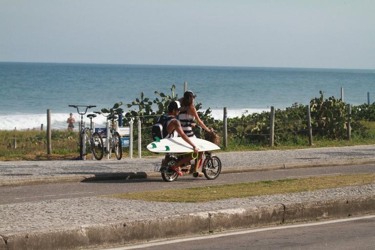 Paulinho Vilhena e Thaila Ayala curtem sol carioca pela praia do Recreio dos Bandeirantes, Rio de Janeiro