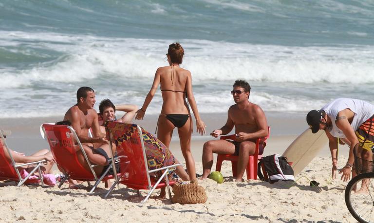 Paulinho Vilhena e Thaila Ayala curtem sol carioca pela praia do Recreio dos Bandeirantes, Rio de Janeiro