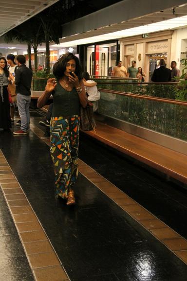 Colorida, Glória Maria vai às compras no Rio de Janeiro