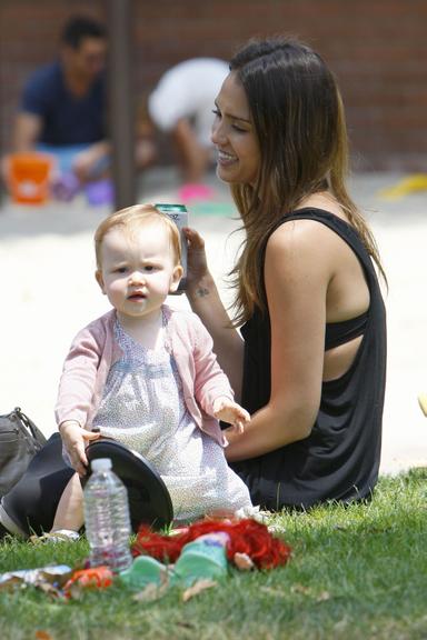 Jessica Alba mima a pequena Haven Garner em parque de Beverly Hills
