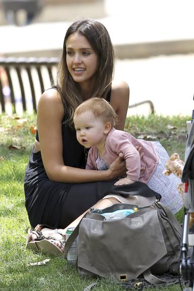 Jessica Alba mima a pequena Haven Garner em parque de Beverly Hills