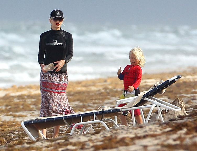 Gwen Stefani curte família em uma praia da Flórida, nos Estados Unidos
