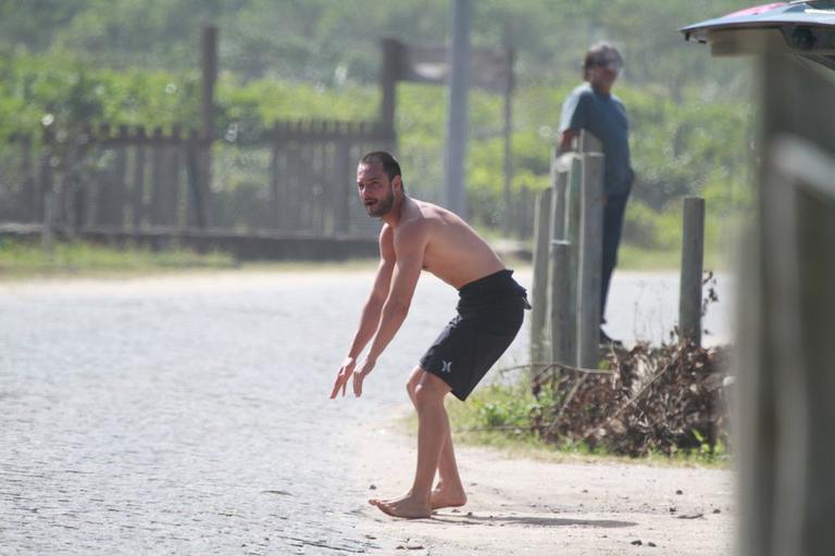 Rodrigo Santoro mostra habilidade no surfe pelo Rio de Janeiro