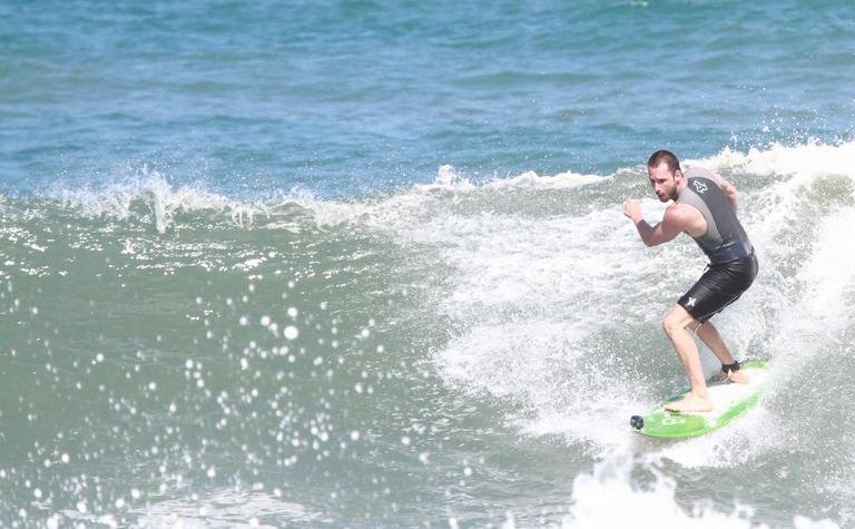 Rodrigo Santoro mostra habilidade no surfe pelo Rio de Janeiro