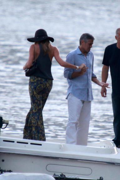George Clooney faz passeio de barco com a amada, Stacy Keibler, na Itália