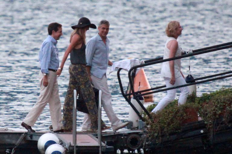 George Clooney faz passeio de barco com a amada, Stacy Keibler, na Itália