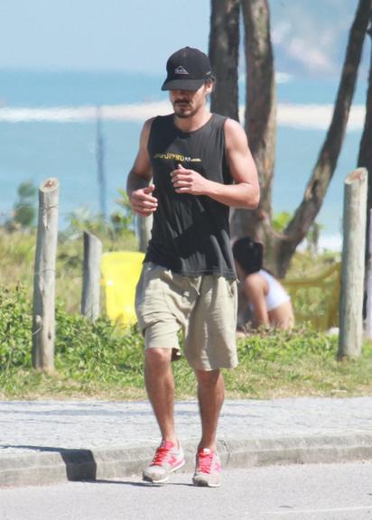 André Gonçalves se exercita pela orla da praia do Recreio, Rio de Janeiro