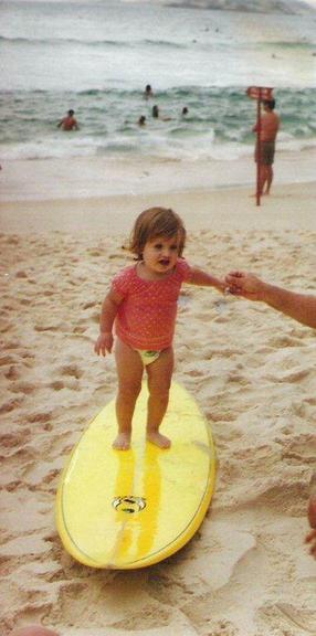 Com a ajuda do Tio Marquinhos, Bruna Griphao fica em pé na prancha de surfe com apenas alguns meses de idade. Essa foto foi tirada na Prainha, no Rio de Janeiro