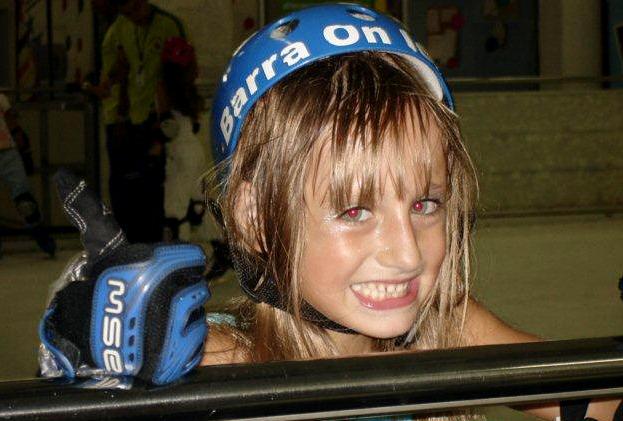 Bruna Griphao comemora 6 anos em pista de patinação no gelo