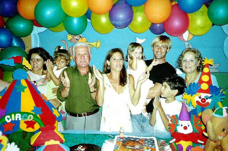Bruna Griphao cercada de amigos e familiares em sua festa de 2 anos
