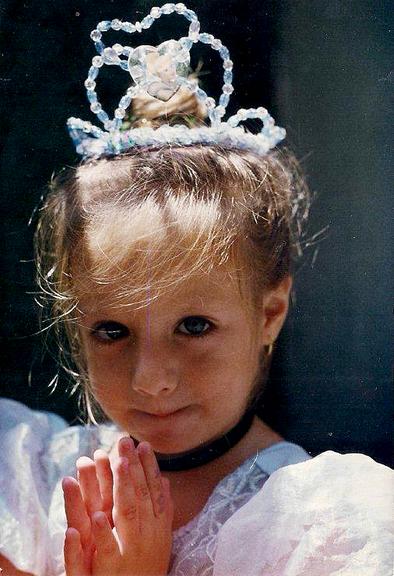 Vestida de princesa, Bruna Griphao posa para as fotos do seu aniversário de 4 anos