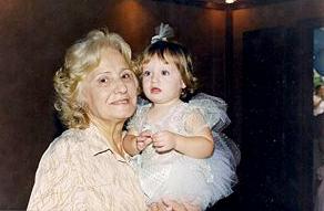 Bruna Griphao, com um ano, e a avó materna