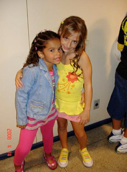 Com 8 anos de idade, Bruna Griphao posa para fotos com a também atriz Laura Barreto no 'Programa da Xuxa'