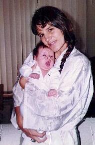Bruna Griphao, com apenas alguns dias, no colo a mamãe Bárbara