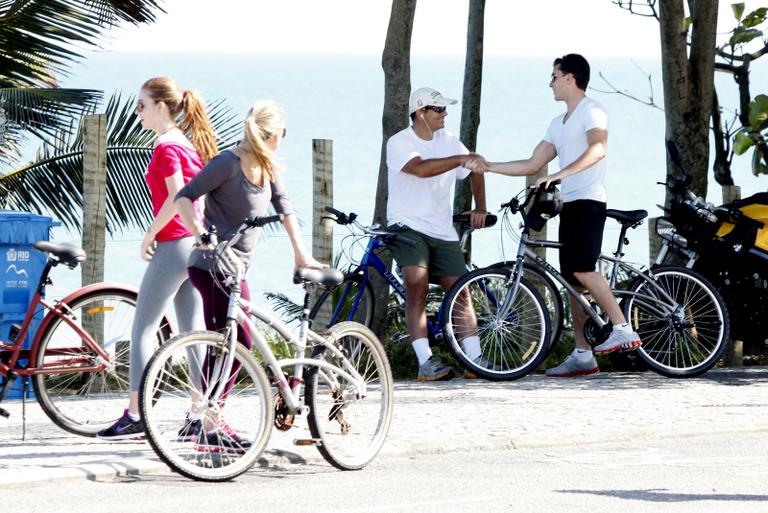 Klebber Toledo chega para o passeio de bicicleta com a namorada, Marina Ruy Barbosa, e os sogros Paulo e Geoconda