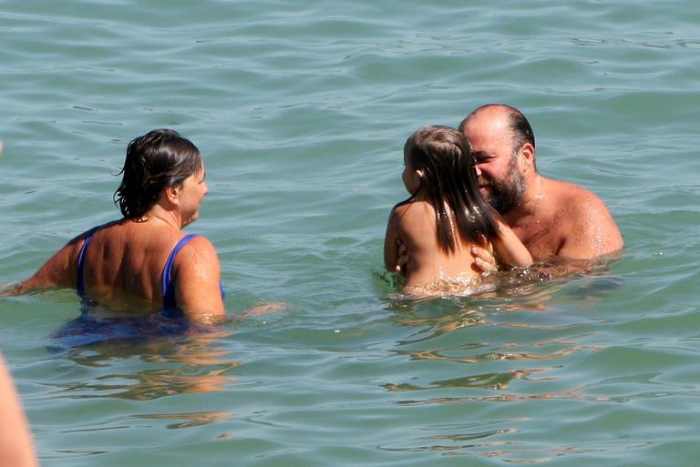 No ‘Dia dos Pais’, Otávio Müller curte a filha pela praia do Arpoador, no Rio de Janeiro